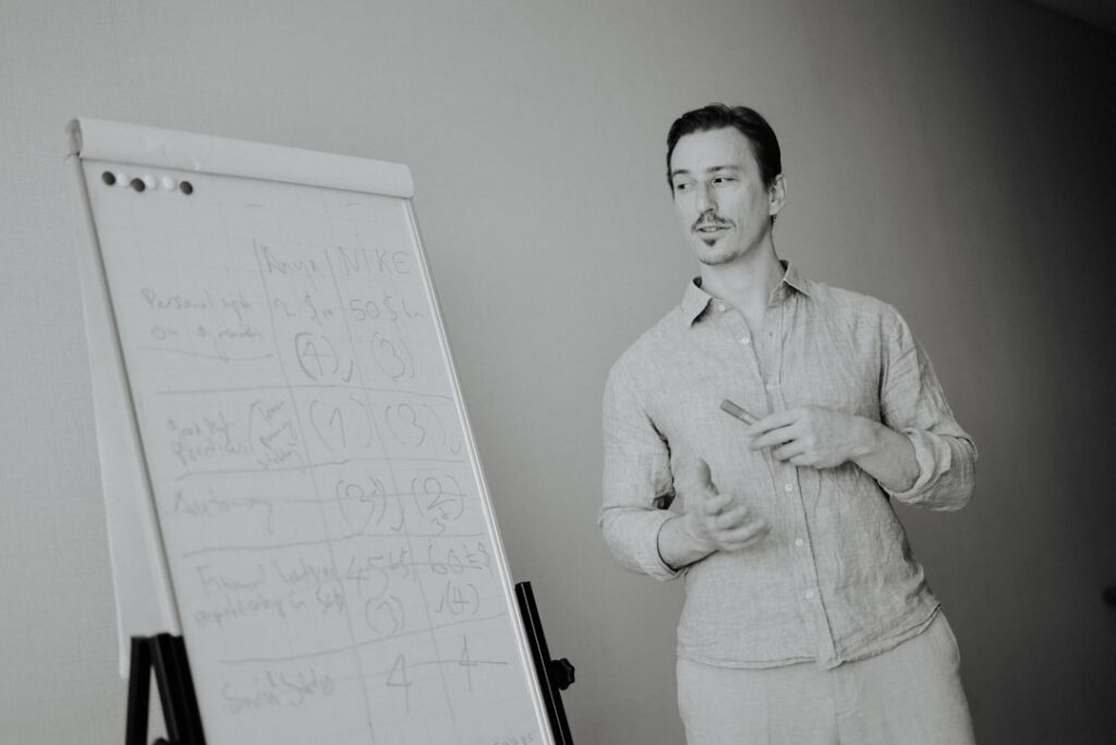 Équipe commerciale apprenant comment vendre plus efficacement