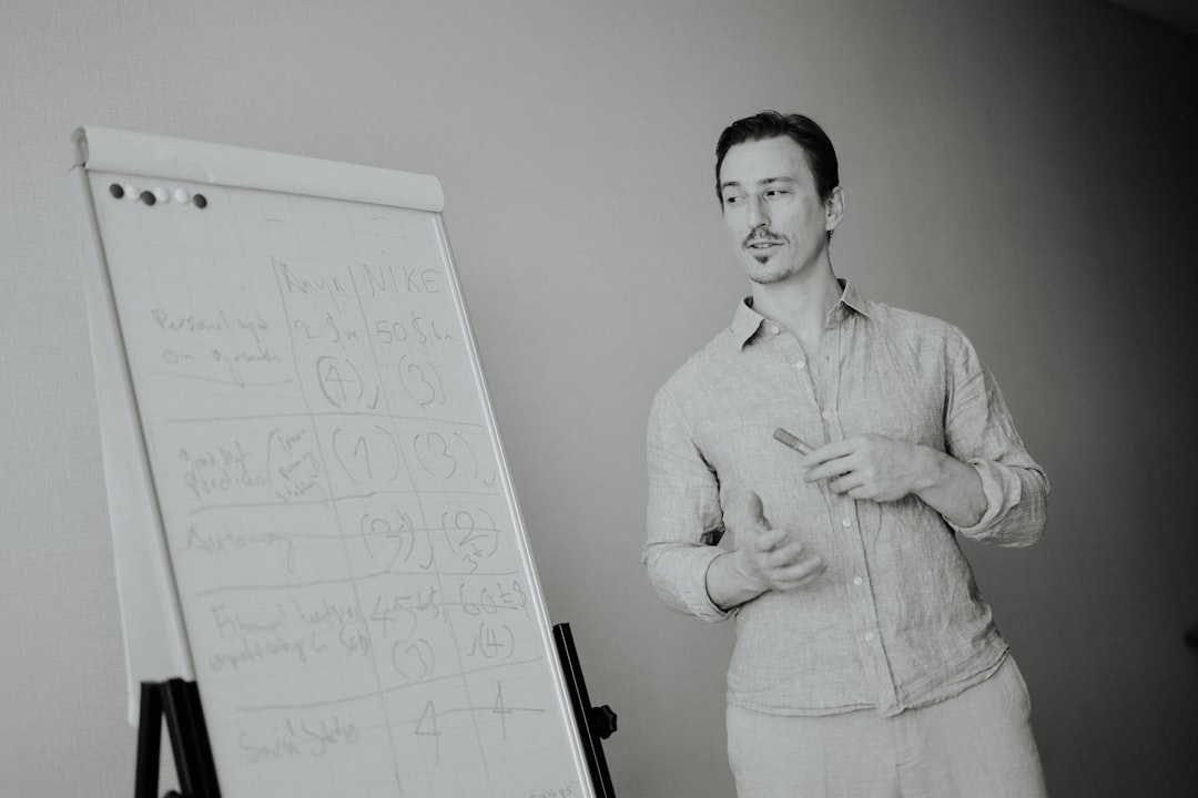 Équipe commerciale apprenant comment vendre plus efficacement