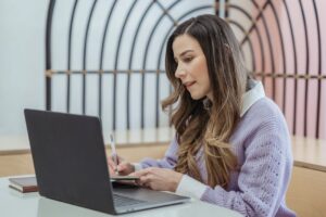 Blog automatisé vs rédaction manuelle : avantages et inconvénients
